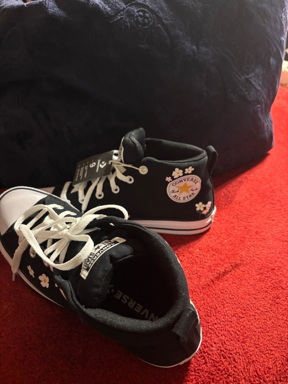 Converse Women’s Black Daisy Chuck Taylor All Star Mid Sneakers. Size 11 NWT